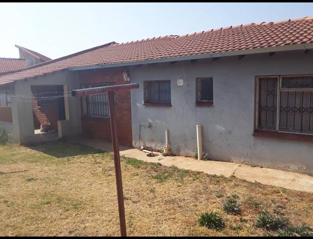 3 BEDROOM HOUSE FOR SALE IN LOTUS GARDENS